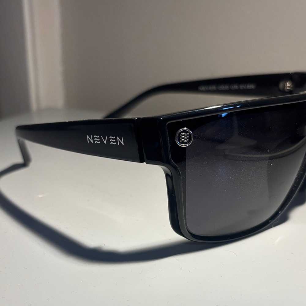 Neven Black Sunglasses - Picture 2 of 6